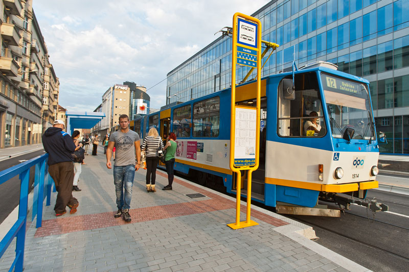 Na snímku Jiřího Zerzoně nová zastávka na Karolině v plném provozu