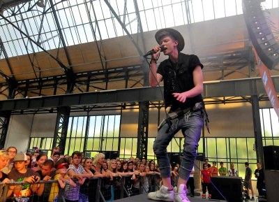 Snímek z koncertu Adama Mišíka připomíná, že loni našel Festival v ulicích azyl v Trojhalí Karolina. Letos se ale opět vrací do centra. Foto: archiv