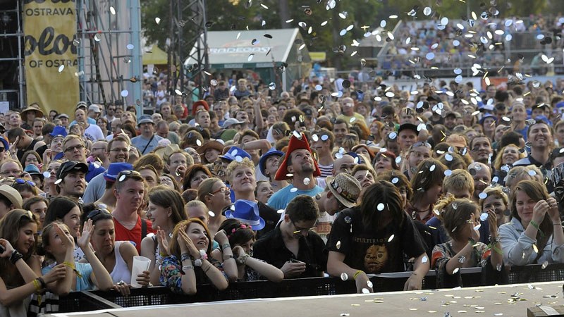 Festivalovou branou prošly první den tisíce diváků.