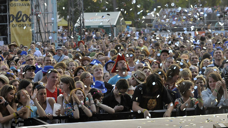 Festivalovou branou prošly první den tisíce diváků.