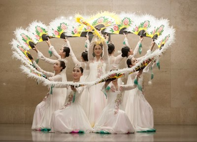 Součástí vernisáže v Nové radnici bylo vystoupení části uměleckého souboru z města Čchangwon, který se představí 3. listopadu v Divadle Antonína Dvořáka. Foto: Lukáš Kaboň