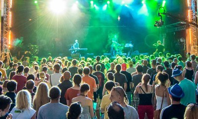 Vyhláška nově určuje dobu, kdy hudební produkce nesmí rušit noční klid. Ilustrační snímek: MMO