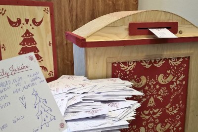 Ježíškova poštovní schránka s korespondenčními lístky od ostravských dětí. Foto: P. Havránek