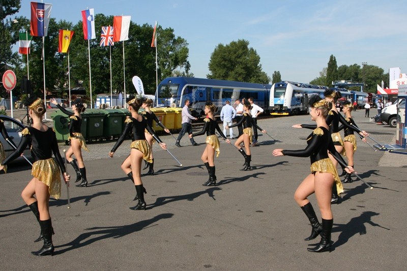 Slavnostní zahájení obohatilo vystoupení mažoretek.