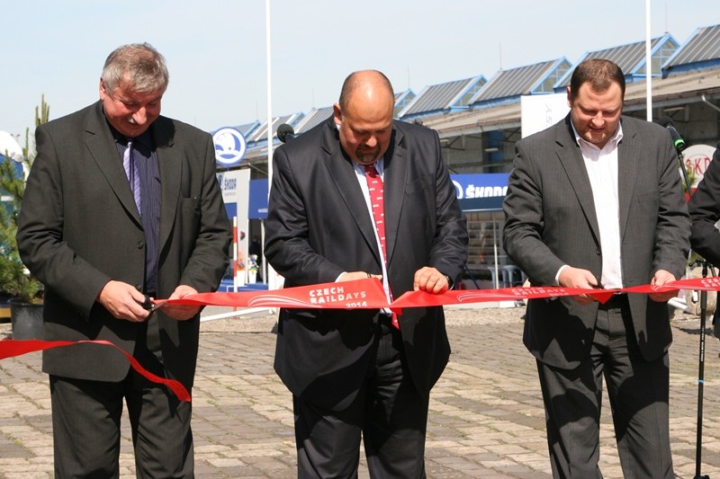 Zprava T. Sucharda, D. Kurucz a P. Surý při stříhání pásky.