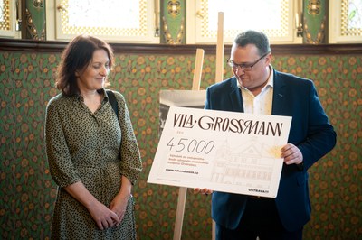 Ostravský primátor Jan Dohnal předává šek pro Mobilní hospic Ondrášek. Foto: Lukáš Kaboň