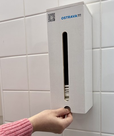 Bezplatný zásobník na menstruační vložky v jedné z ostravských škol. Foto: MMO