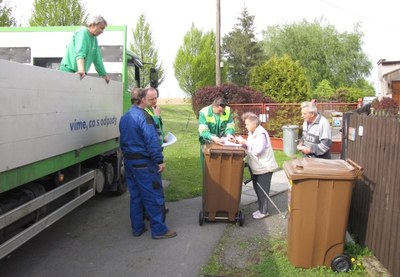 Pracovníci OZO při rozvozu bio popelnic k rodinným domům. 