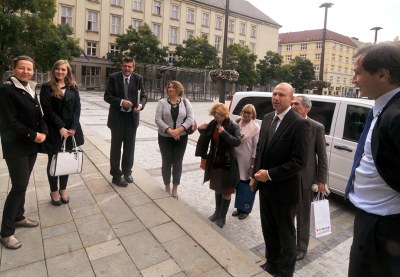 Ředitelé odborů veřejné diplomacie pěti středoevropských zemí při příjezdu na radnici.  Foto: J. Urban