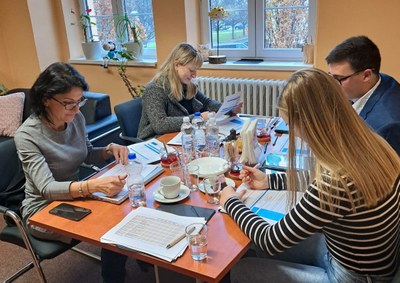 Členové komise při hodnocení zaslaných projektů. Foto: MMO