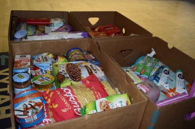 Lidé z magistrátu darovali potřebným 213 kilogramů jídla a drogistických prostředků. Foto: MMO