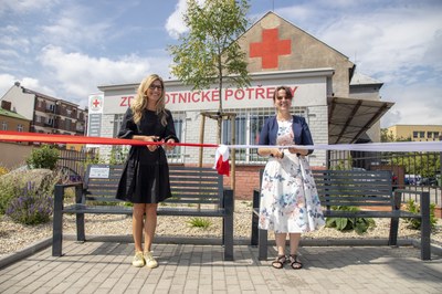 Náměstkyně primátora Kateřina Šebestová a ředitelka Úřadu OS ČČK Ostrava Zuzana Mikulová Gavendová při slavnostním přestřižení pásky. Foto: Adolf Horsinka