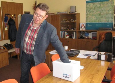 Vedoucí magistrátního odboru dopravy Břetislav Glumbík na snímku z loňského roku losuje výherce. Foto: MMO 