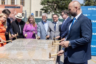Poklep na základní kámen nového sálu. Foto Jiří Zerzoň