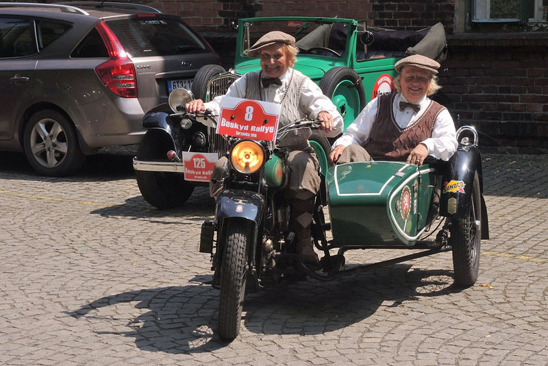 Libuše Šulcová z Ústí n. L. za řídítky anglického motockylu BSA 770 se sajdkárou z roku 1928. Foto: J. Urban