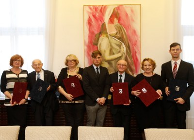 Oceněné osobnosti. Zleva: Renáta Huserová, Luděk Eliáš, Jiřina Kábrtová, Marek a Jan Przybylovi, Alexandra Gasnárková a vnuk V. Duška p. Kaloč. Foto: Jiří Zerzoň