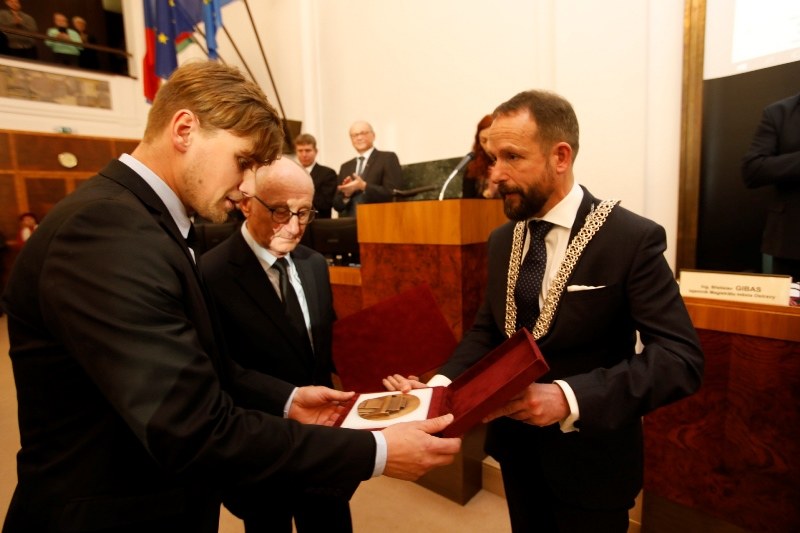 Marek a Jan Przybylovi při přebírání Ceny města pro Blaženu Przybylovou Marek a Jan Przybylovi při přebírání Ceny města pro Blaženu Przybylovou