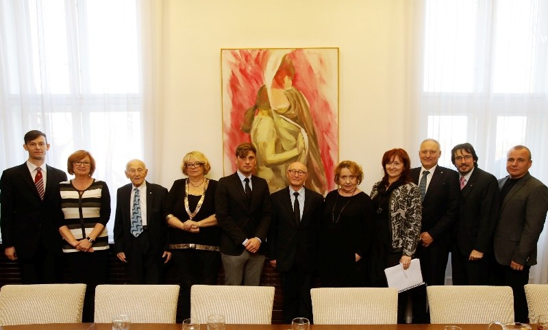 Oceněné osobnosti s představiteli města - náměstky primátora Ivetou Vozňákovou a Zbyňkem Pražákem a zastupiteli Vladimírem Polákem a Petrem Mikou. Oceněné osobnosti s představiteli města - náměstky primátora Ivetou Vozňákovou a Zbyňkem Pražákem a zastupiteli Vladimírem Polákem a Petrem Mikou.