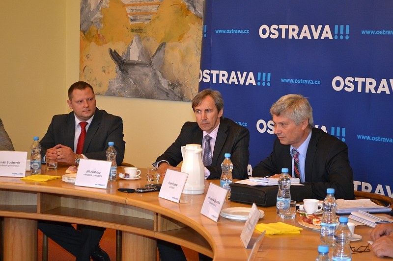 Zleva náměstci T. Sucharda, J. Hrabina a primátor P. Kajnar