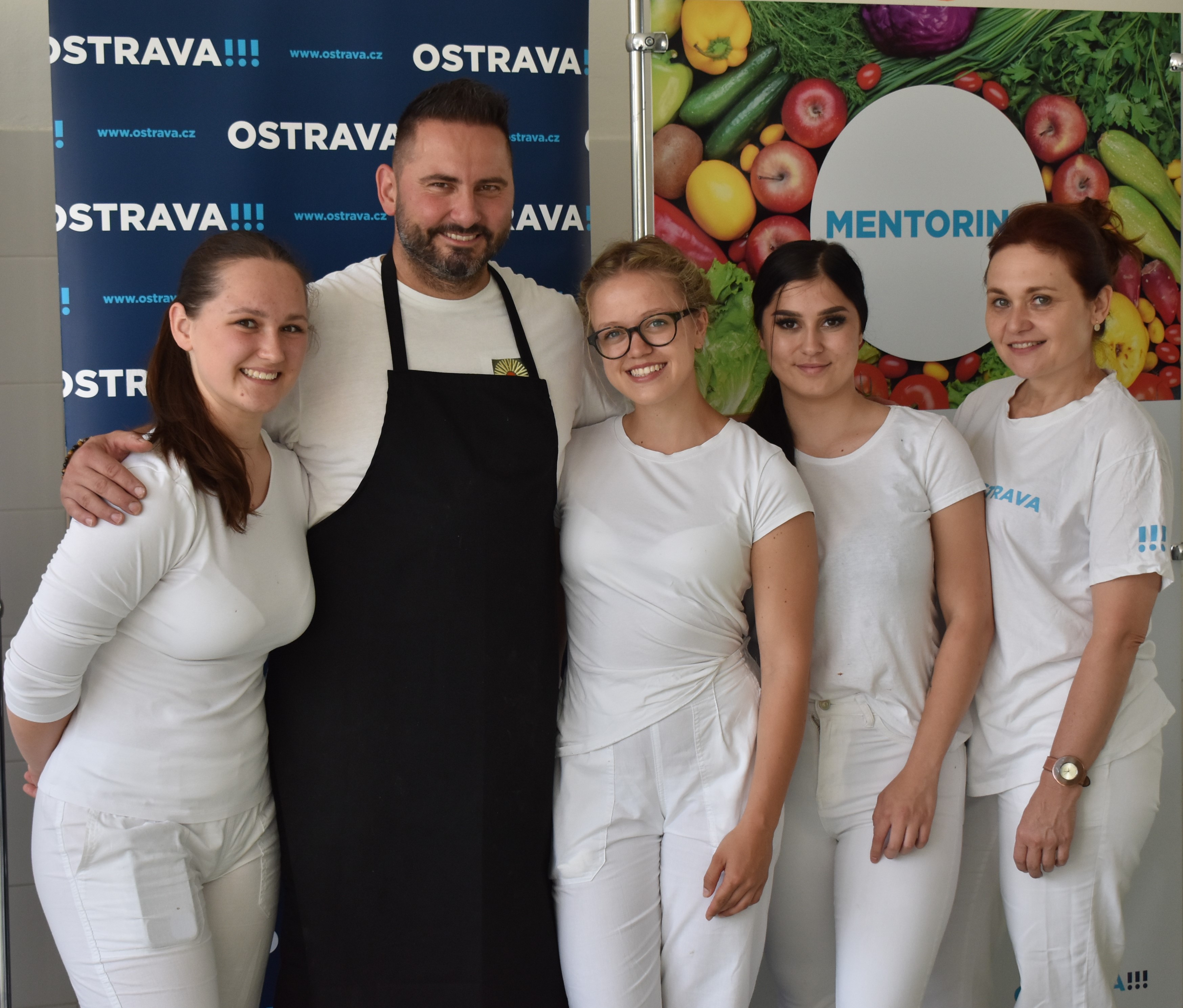 Šéfkuchař David Valíček s kuchařským personálem během mentoringu na ZŠ U Kříže v Michálkovicích. Foto: MMO