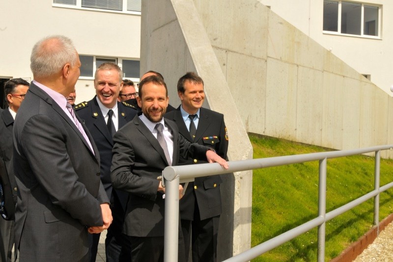 Primátor Tomáš Macura při prohlídce areálu.