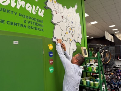 Náměstek primátora Aleš Boháč u mapy zelených projektů. Foto: MMO