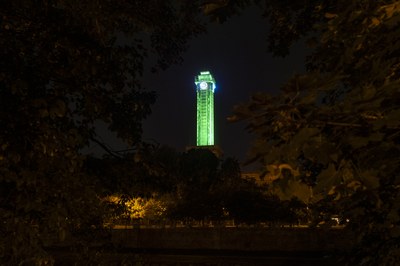 Zeleně nasvícená věž ostravské Nové radnice. Foto: Adolf Horsinka
