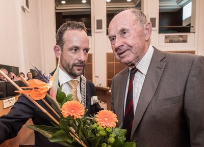 Oldřich Jurák (vpravo) v květnu 2016 při převzetí Ceny města Ostravy z rukou primátora Tomáše Macury. Foto: Lukáš Kaboň