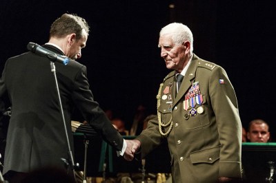 Plukovník Bedřich Opočenský přebírá od primátora Tomáše Macury Čestné občanství města Ostravy (29. duben 2015). Foto: archiv