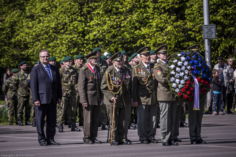 Plukovníci Opočenský a Šerák při oslavě osvobození (2016).