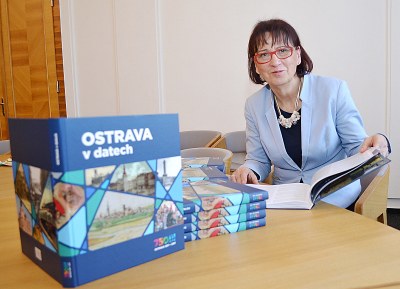 Blažena Przybylová s publikací Ostrava v datech, kterou představila veřejnosti 24. října.  Foto: René Stejskal 
