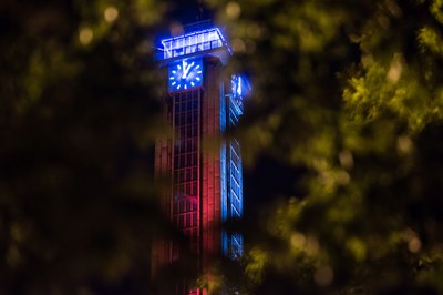 Noční foto radniční věže. Snímek Lukáš Kaboň