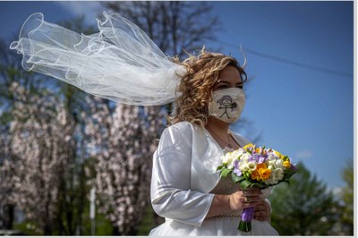 První svatba na Slezskoostravské radnici po uvolnění opatření k zamezení šíření koronaviru; novomanželka Tereza Kaplanová se neobešla bez roušky. Foto: Lukáš Kaboň