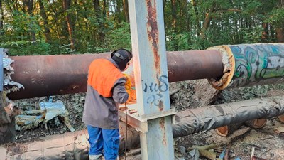 Jedna z mnoha oprav na parovodu, která pomohla vrátit situaci do normálu. Foto: Veolia Energie