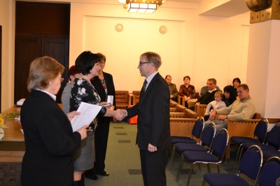 FOTO: Dárce Martin Berger přebírá ocenění od vedoucí kanceláře primátora