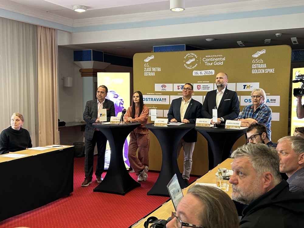 Účastníci tiskové konference sledují grafiku a video k mítinku Zlatá tretra 2026 Účastníci tiskové konference sledují grafiku a video k mítinku Zlatá tretra 2026