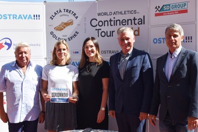 Náměstkyně primátora Andrea Hoffmannová s oštěpařkou Nikolou Ogrodníkovou, hejtmanem Ivo Vondrákem, Janem Železným a sportovním manažerem Miroslavem Černoškem. Foto: René Stejskal