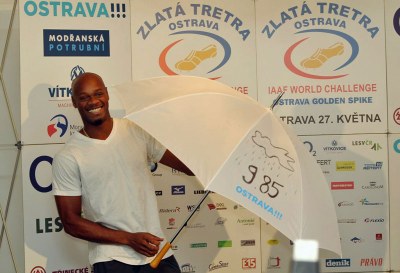Asafa Powell před startem na Tretře 2010 s připomínkou svého světového rekordu. Foto: archiv