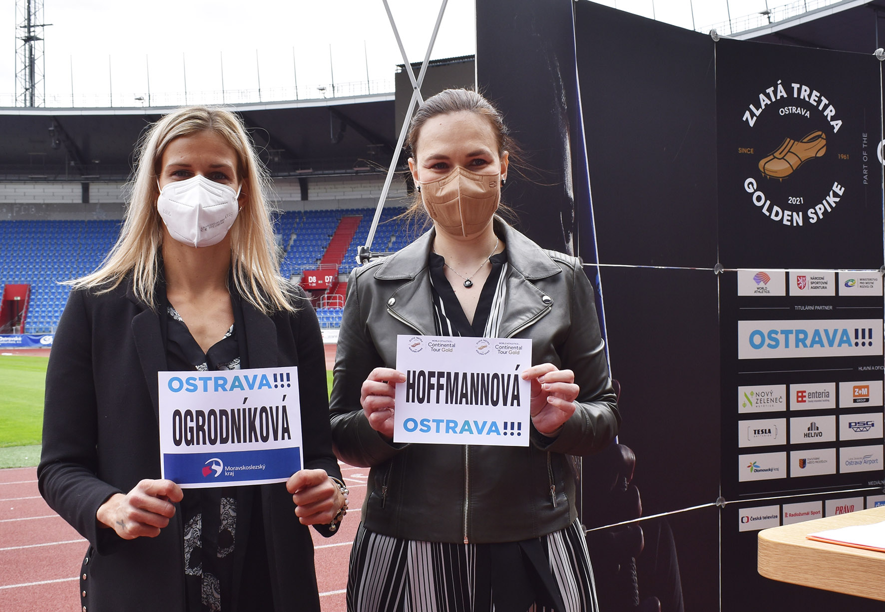 Náměstkyně primátora Andrea Hoffmannová s oštěpařkou Nikol Ogrodníkovou. Foto: René Stejskal
