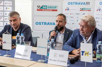 Primátor Tomáš Macura (uprostřed) s hejtmanem Ivo Vondrákem a majitelem pořádající agentury TK Plus Miroslavem Černoškem na tiskové konferenci ke Zlaté tretře. Foto: Jiří Zerzoň