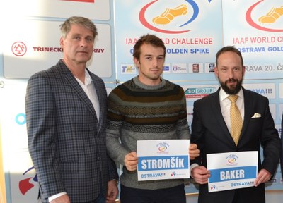 Primátor Tomáš Macura a ředitel mítinku Jan Železný předali jmenovku nejlepšímu českému sprinterovi Zdeňku Stromšíkovi. Primátor drží jmenovku jeho největšího soupeře Ronnie Bakera. Foto: René Stejskal 
