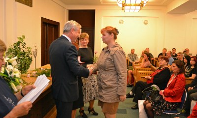 Primátor Petr Kajnar blahopřeje dárkyni krve Jindřišce Chodurové. Foto: L. Vidlička