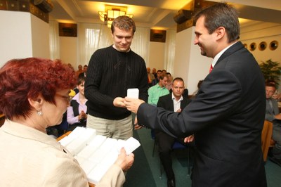 Foto: Martin Štěpánek při předávání medailí dárcům