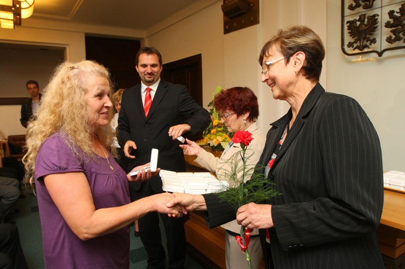 Lydie Poledníková (vpravo) blahopřeje jedné z dárkyň