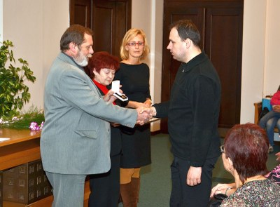 K foto: Zlaté plakety předávali Zdeněk Sladovník a primářka Zuzana Čermáková