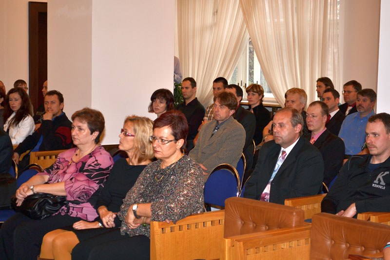 Čtyřicetinásobní dárci krve v obřadní síni radnice