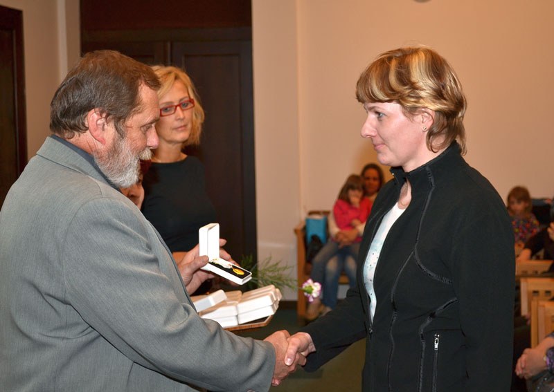 Jedna ze sedmnácti žen - čerstvých držitelek plakety