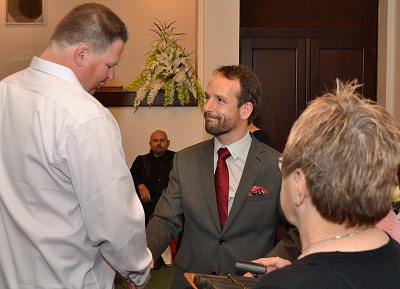 Zlaté medaile doktora Janského za 40 odběrů krve předal oceněným primátor Tomáš Macura. Foto: P. Havránek