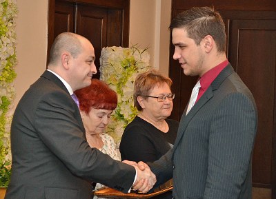 Sedmadvacetiletý Matěj Gelnar z Polanky přebírá ocenění z rukou náměstka Radima Babince. Foto: P. Havránek