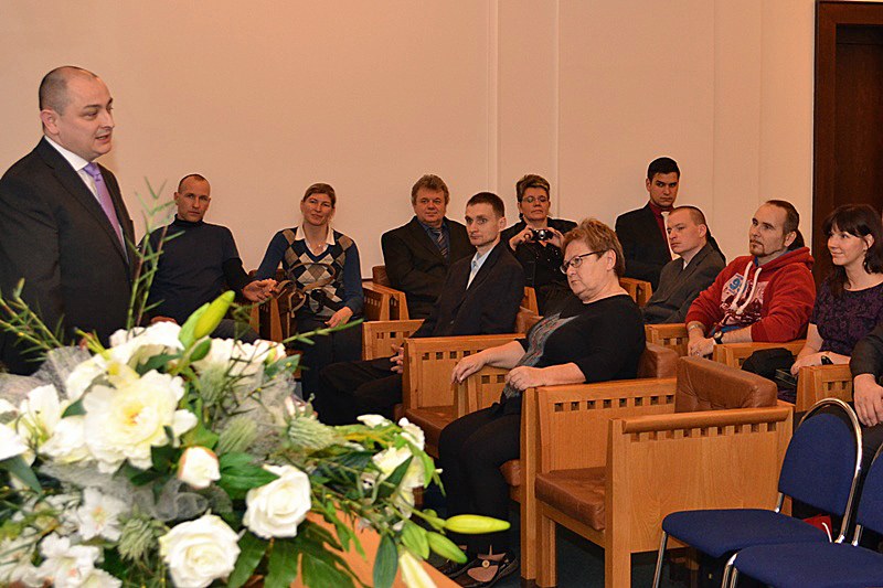 K dárcům mluví náměstek primátora R. Babinec.